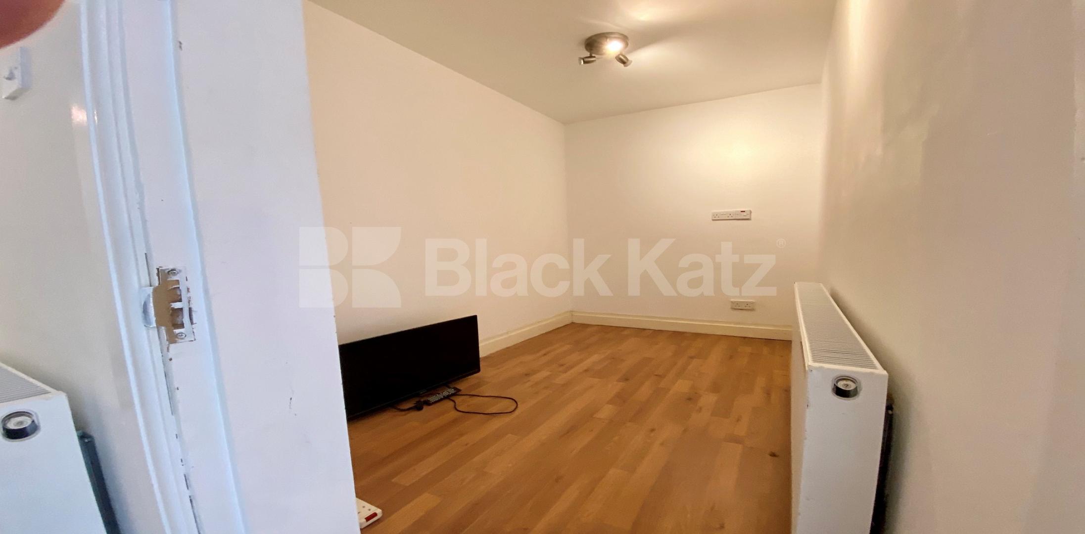 			LET , 3 Bedroom, 1 bath, 1 reception House			 Ainslie Walk, Balham